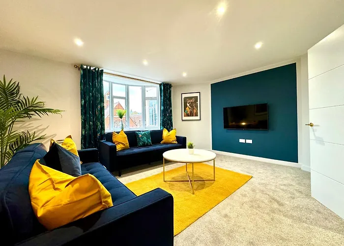 Incredible Large 3 Bedroom Apartment - Sleeps 8!