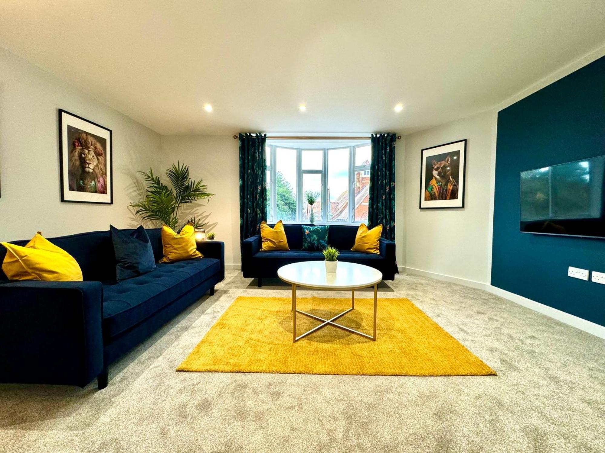 Incredible Large 3 Bedroom - Sleeps 8! * Bornemouth