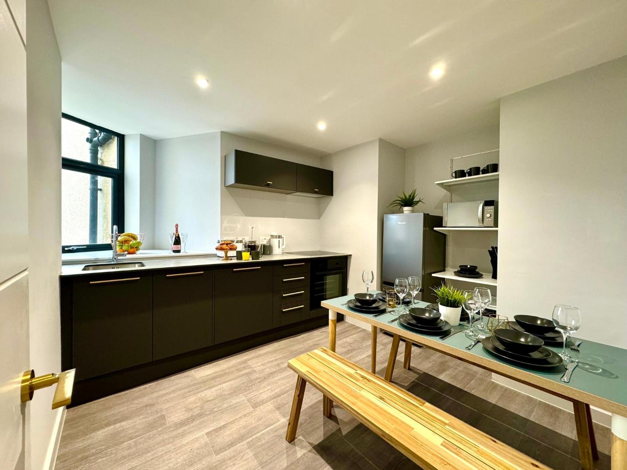 Incredible Large 3 Bedroom - Sleeps 8! Bornemouth